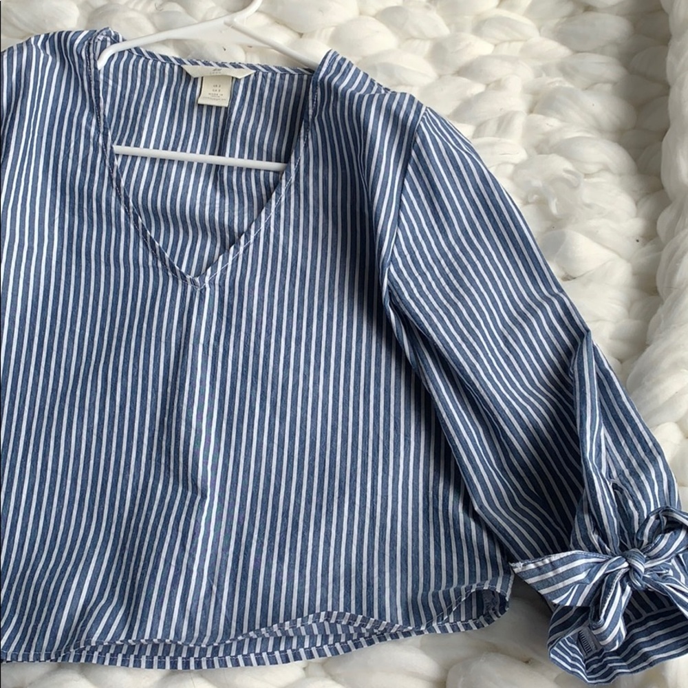 😁 HM Striped Blue V Neck Blouse